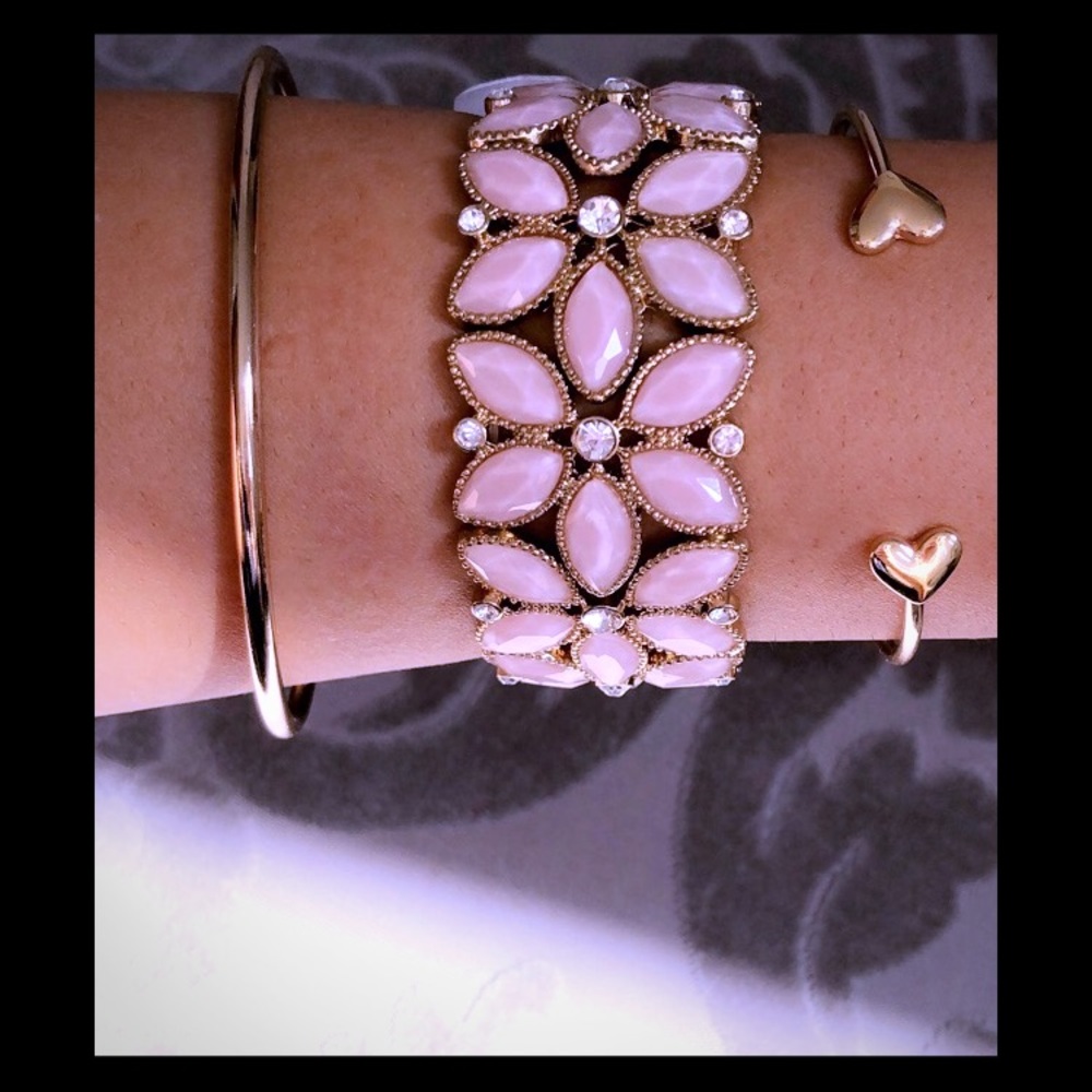 NWT Francesca’s light pink flower bracelet 🌸